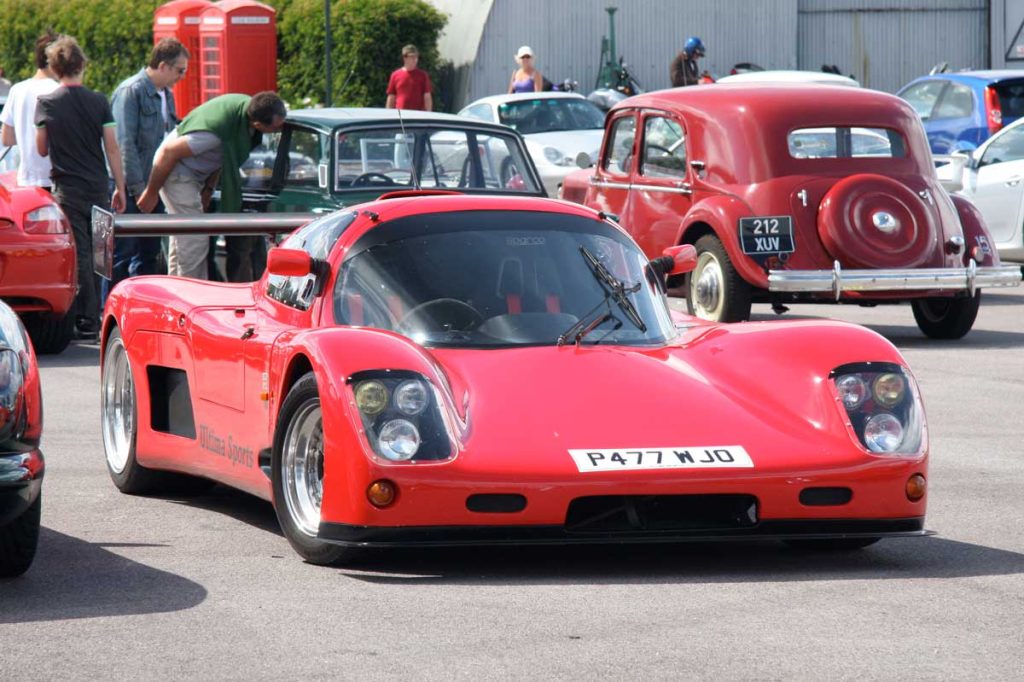 Ultima GTR voiture de sport rouge