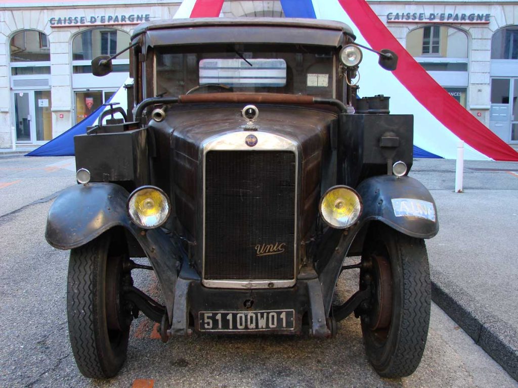 Camionnette Unic ancienne