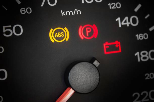 Tableau de bord d'une voiture signaux entretien