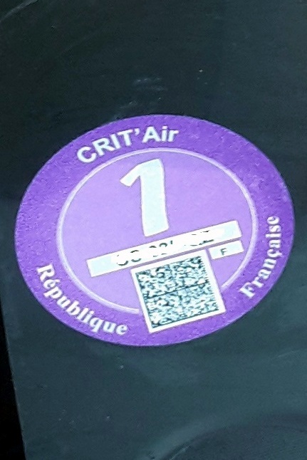 Vignette Crit'Air 1 violette apposée sur un véhicule (photo : Wikimedia Commons)
