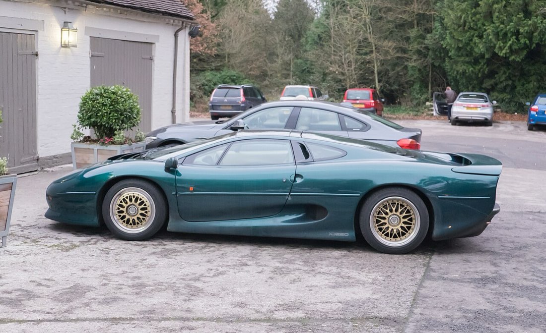 Jaguar XJ220 verte de profil