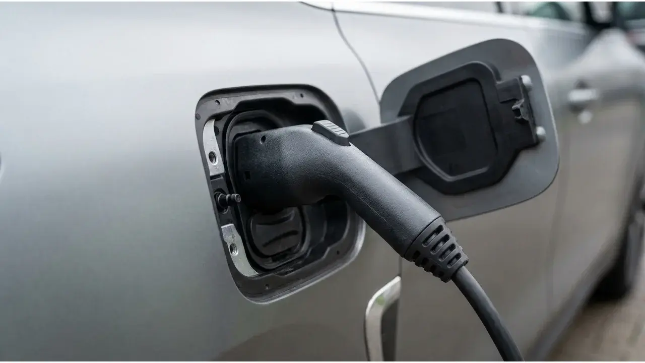 Voiture électrique en recharge : seul véhicule éligible à la majoration de 20 %