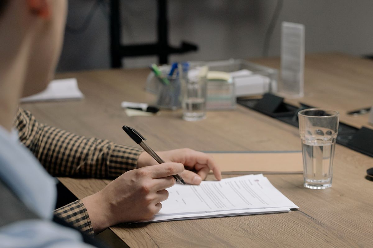 Relire les conditions particulières du contrat de location avant de comparer les offres d'assurance. Photo : cottonbro studio / Pexels